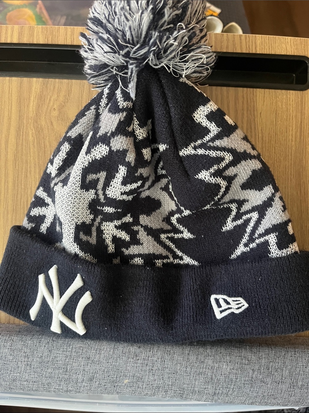 New Era Kids New York Yankees Knit Pom Beanie in Black & Gray